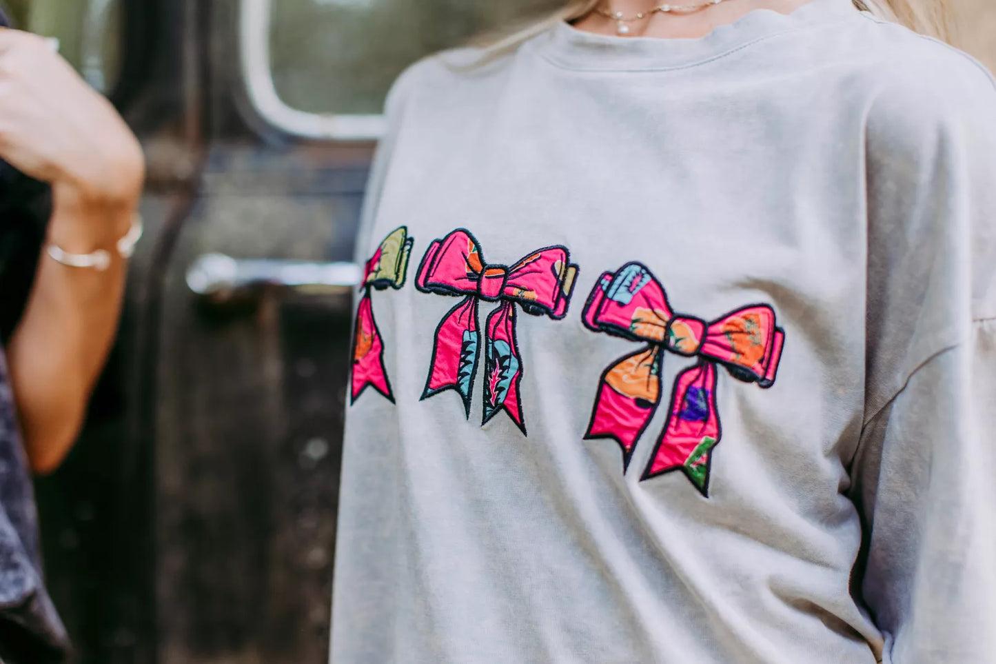 Pink Bow Acid washed SL Tee - Grey