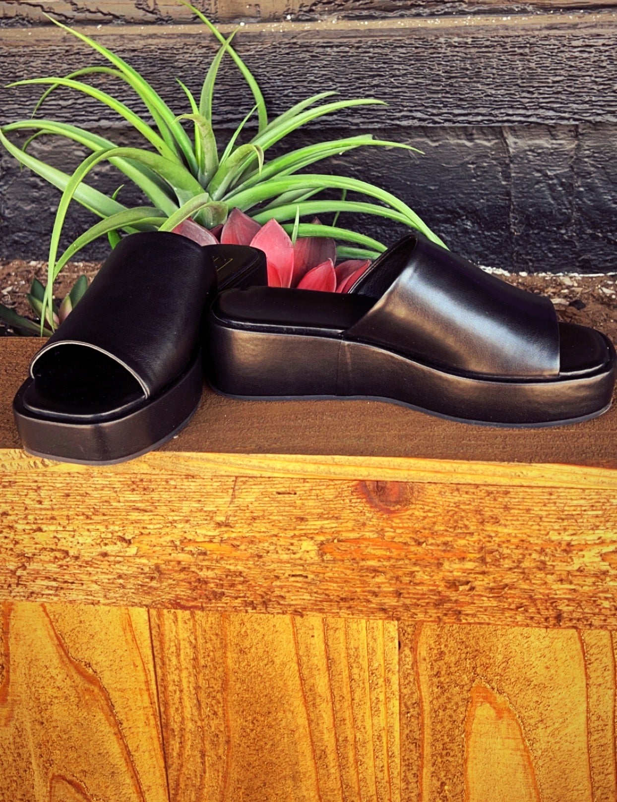 SHUSHOP Black 90’s slides