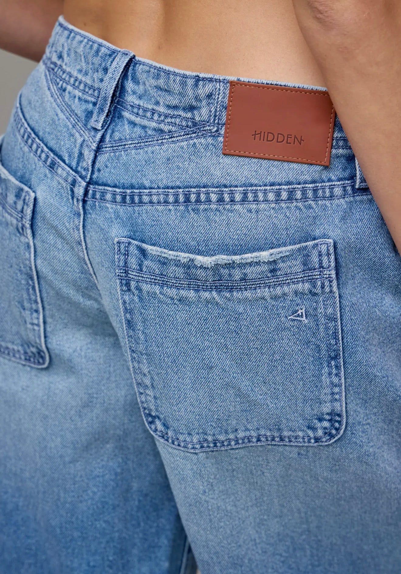 Hidddn Jeans Shorts Medium Wash Clean Classic 13 1/2" Inseam Barrel