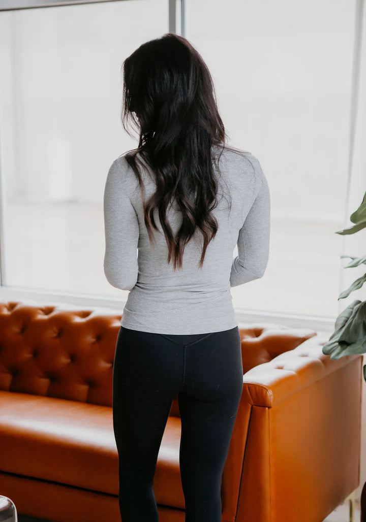 ESSENTIAL LONG-SLEEVED MICRO-RIBBED ATHLEISURE TOP