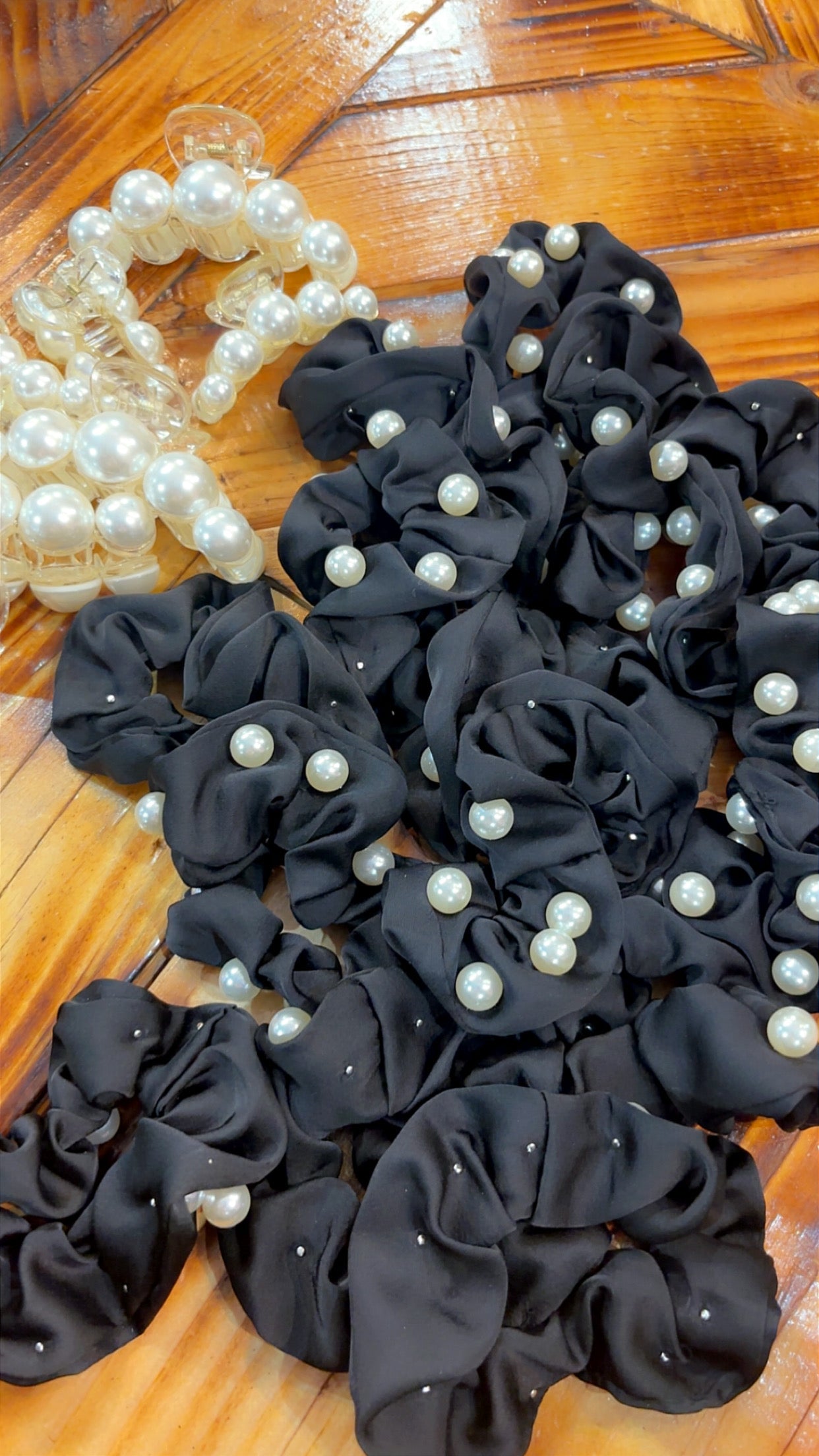 Scrunchie with pearls