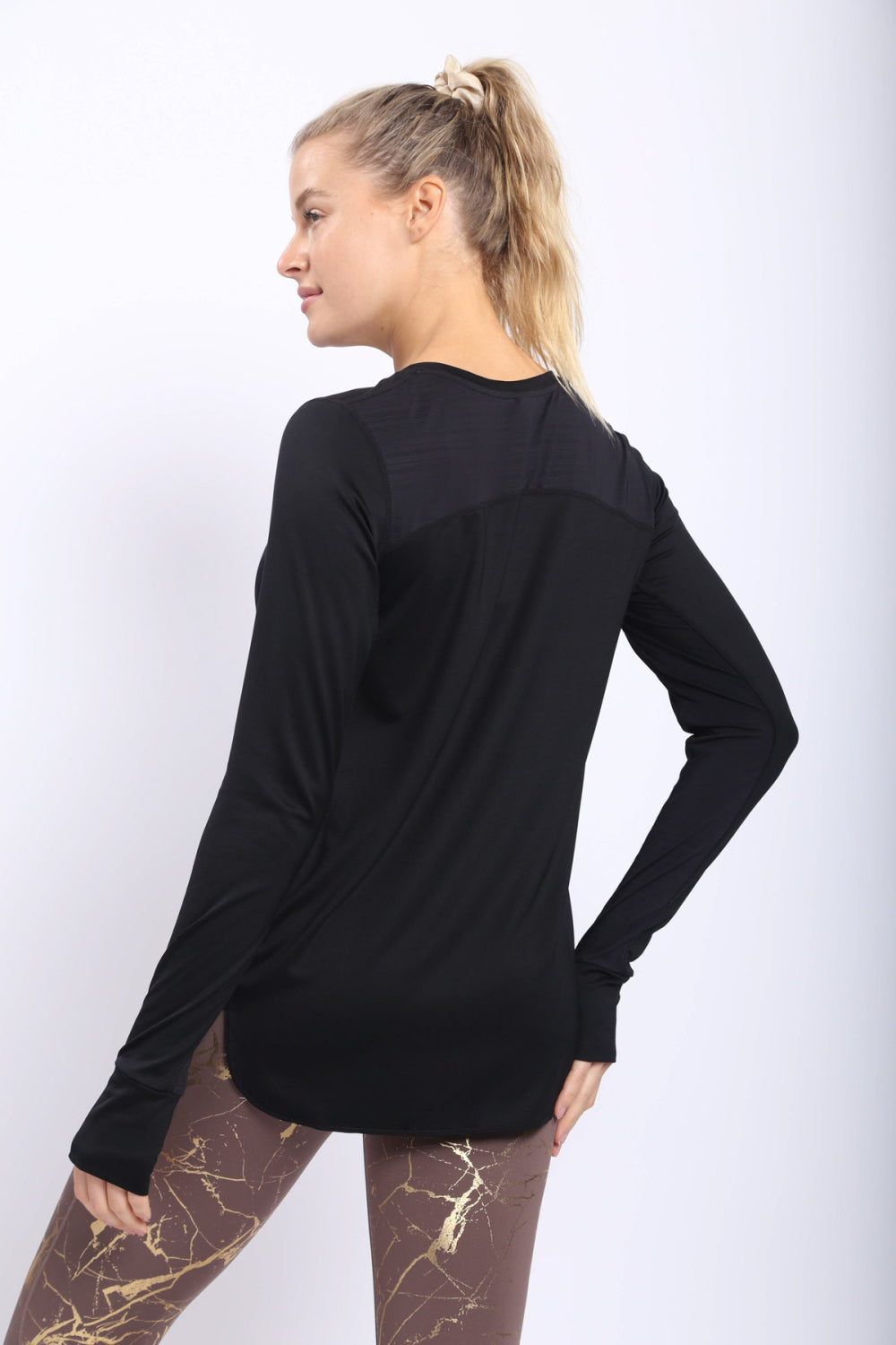 ACTIVE TOP WITH BREATHABLE PANELS AND THUMB HOLES