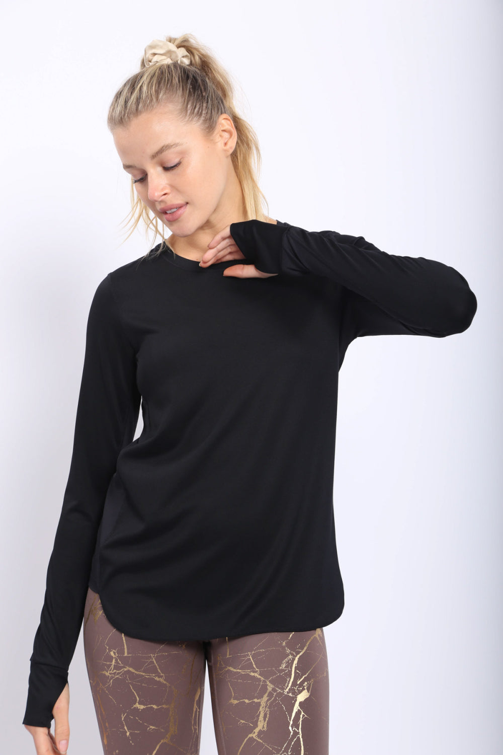 ACTIVE TOP WITH BREATHABLE PANELS AND THUMB HOLES