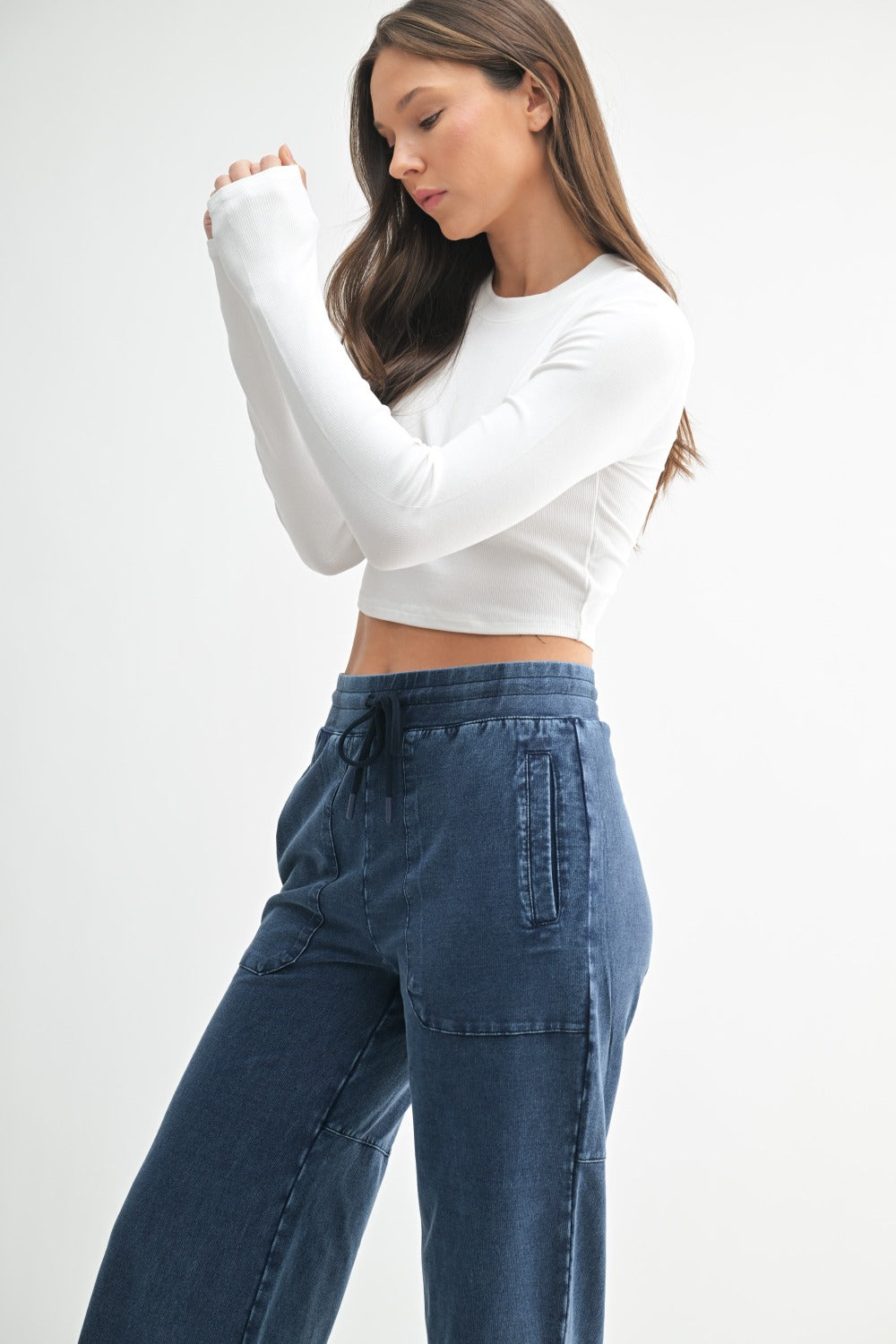 Mono b ESSENTIAL MICRO-RIBBED LONG-SLEEVED CROPPED ATHLEISURE TOP