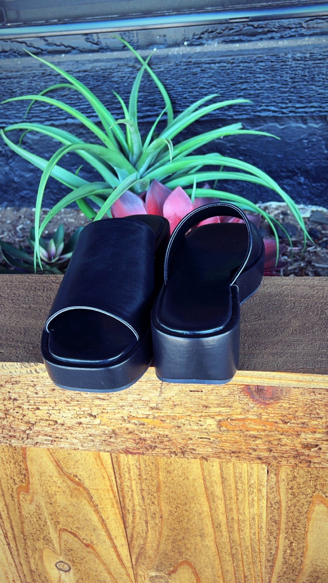 SHUSHOP Black 90’s slides