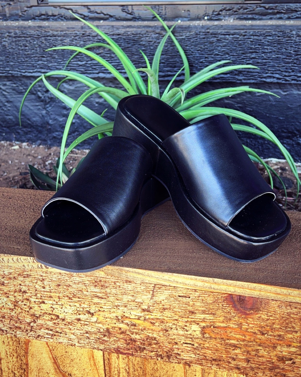 SHUSHOP Black 90’s slides